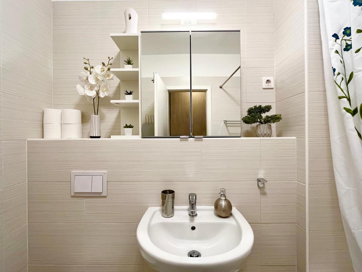 The Prince'S Neighbour Apartment Budapest With Free Garage Eksteriør bilde